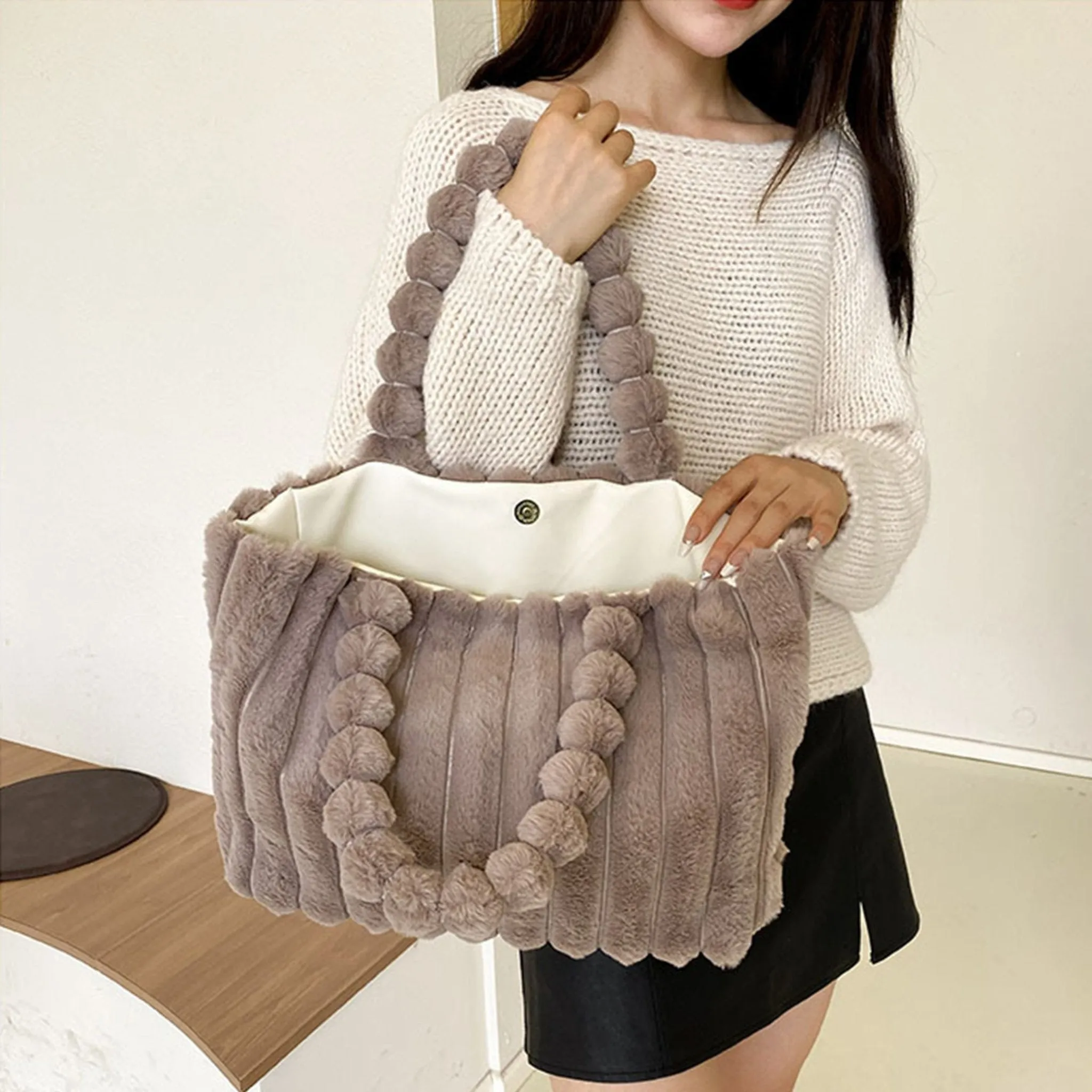Plush Textured Faux Fur Handbag – Soft Winter Tote
